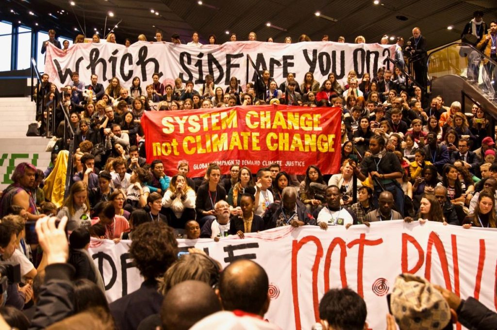 Klimaatactivisten, waaronder Martine Doppen, blokkeren de ingang van de conferentiezalen tijdens de COP24 (2018)